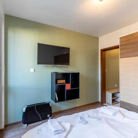 Bright City-center Flat For 4 Guests 바르나