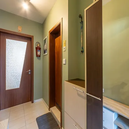 Апартаменти Bright City-center Flat For 4 Guests Варна