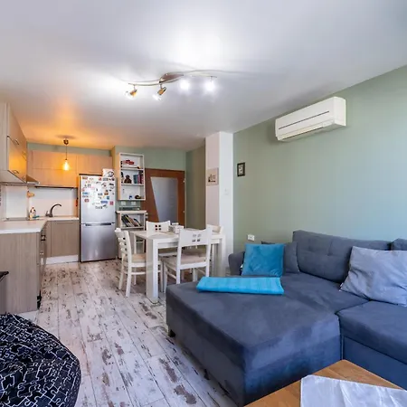Bright City-center Flat For 4 Guests * Варна