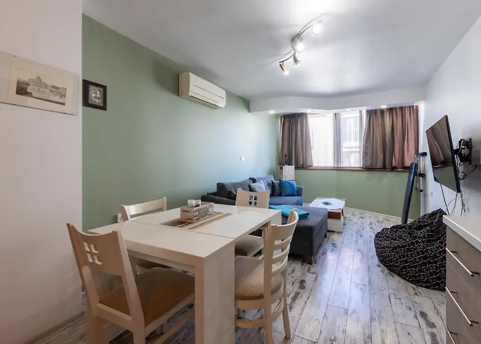 Bright City-center Flat For 4 Guests Daire